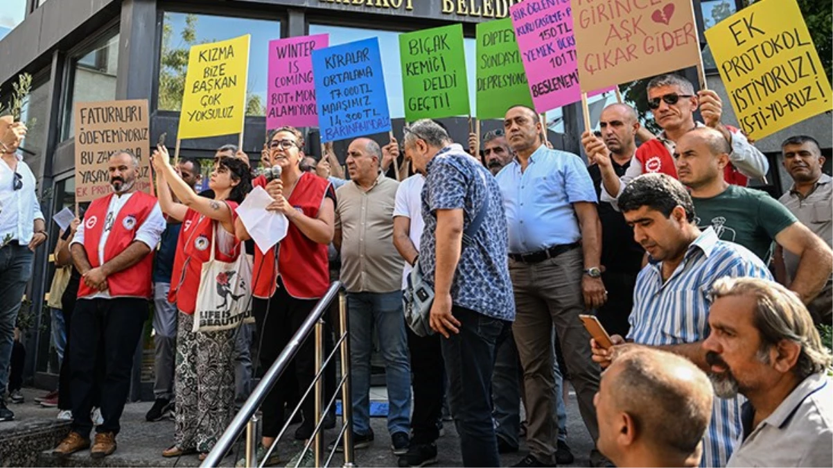 Kadıköy Belediyesi işçileri maaşlarda iyileştirme talebiyle iş bıraktı - Ekonomi - Dudullu Haber