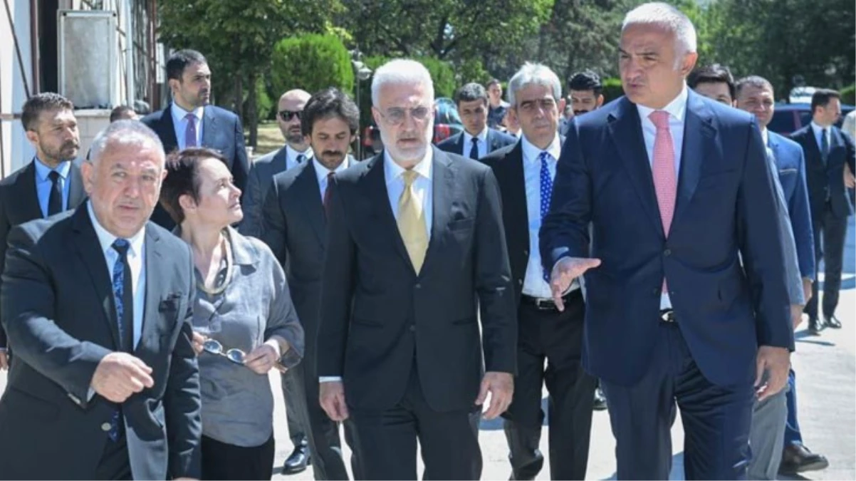 Kültür ve Turizm Bakanı Mehmet Nuri Ersoy Tamer Karadağlının müdür olduğu Devlet Tiyatrolarını ziyaret etti - Ekonomi - Dudullu Haber