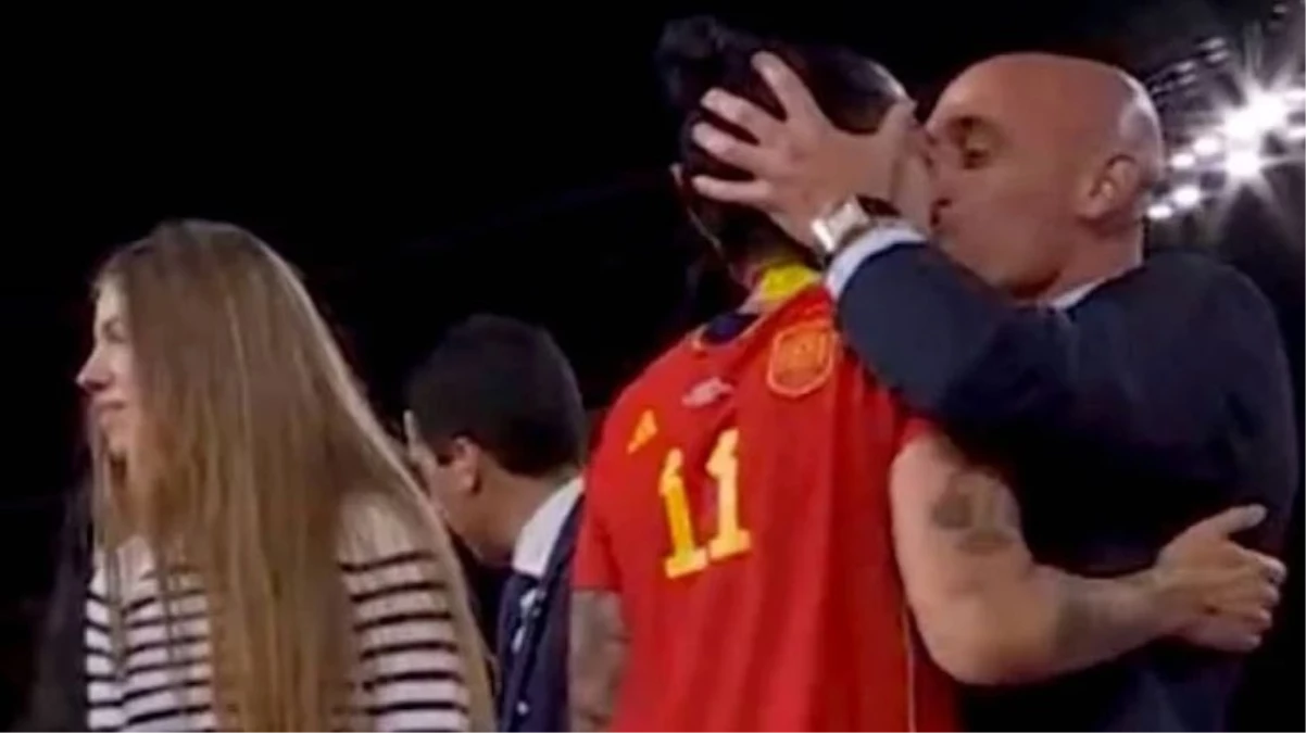 Seremonide kadın futbolcuyu dudağından öpen İspanyol federasyon başkanı geri adım atmıyor İstifa etmeyeceğim - Spor - Dudullu Haber