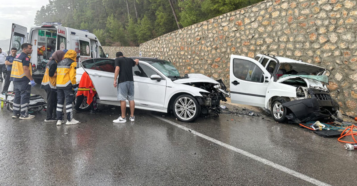 Antalyada otomobil ile hafif ticari araç çarpıştı 1 ölü 6 yaralı - Güncel haberler - Gündem - Antalya - Dudullu Haber