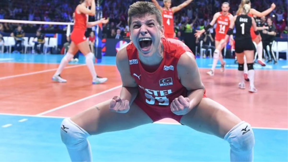 Ebrar Karakurttan Müslüman olarak sana tahammül etmeye devam ediyoruz yorumuna pankartlı cevap - Spor - Dudullu Haber