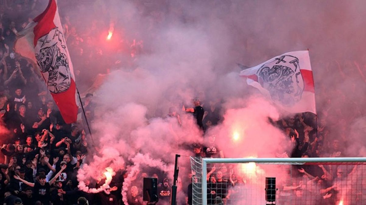 Konuk takım gol attıkça ev sahibi taraftarlar çıldırdı Ajax-Feyenoord maçı tatil edildi - Spor - Dudullu Haber