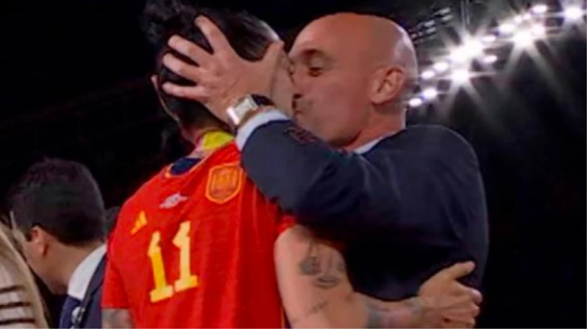 Kupa seremonisinde kadın futbolcuyu dudağından öpen İspanya Futbol Federasyonu Başkanı Luis Rubiales istifa etti - Spor - Dudullu Haber