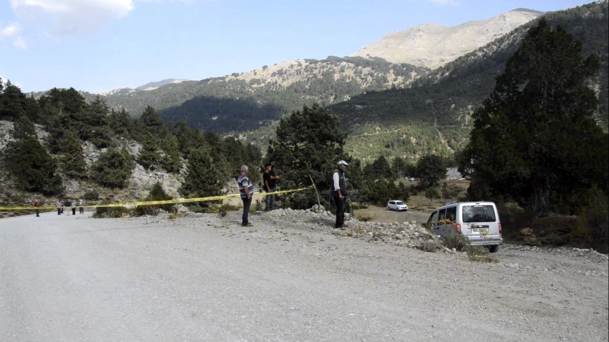 Stablize yolun resmiyet kazanması için tapulu arazisinden geçen karayolunu kazarak trafiğe kapattı - Eğitim - Dudullu Haber