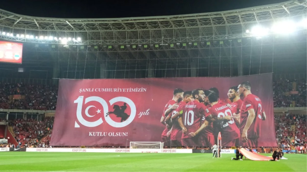 Tüyler diken diken Türkiye-Ermenistan maçında görsel şölen - Spor - Dudullu Haber