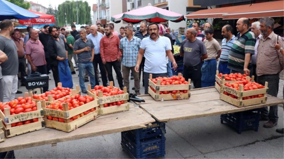 Zincir marketlerin fiyat politikası pazarcı esnafını ayaklandırdı Dün 16 lira olan domates bugün 8 liraya nasıl indi - Ekonomi - Dudullu Haber