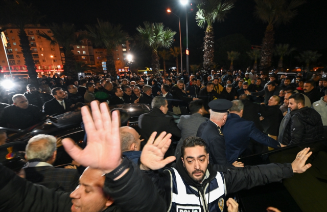 CHP Genel Başkanı Özel'e şehit cenazesinde tepki! 'Özgür dışarı' sloganları atıldı