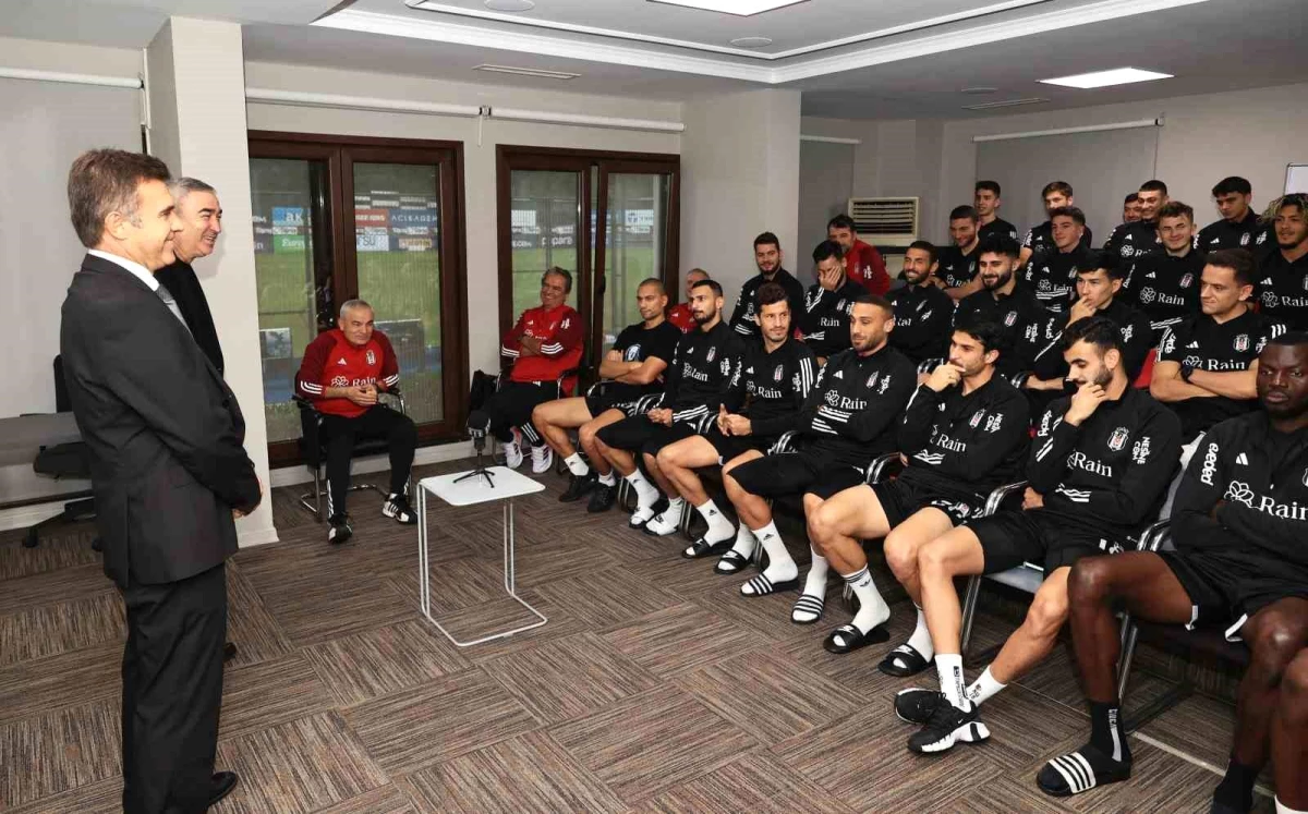 Besiktas Kulubu yoneticileri futbol takimiyla bir araya geldi