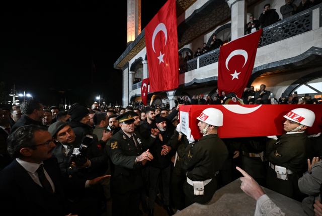 CHP Genel Başkanı Özel'e şehit cenazesinde tepki! 'Özgür dışarı' sloganları atıldı