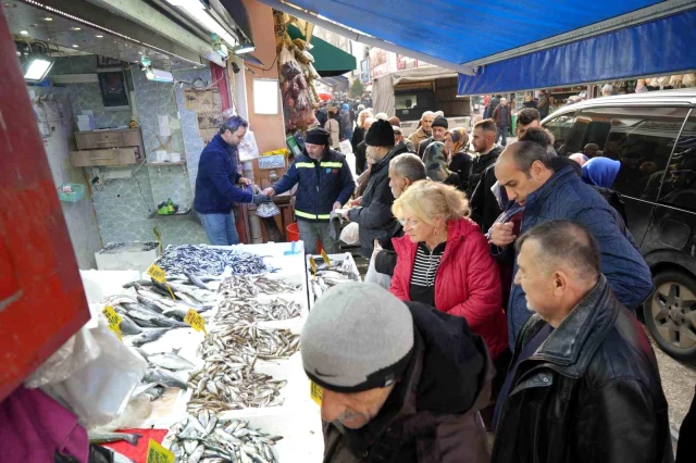 Vatandaşlar kilosu 50 liradan satılan hamsiden alabilmek için birbiriyle yarıştı