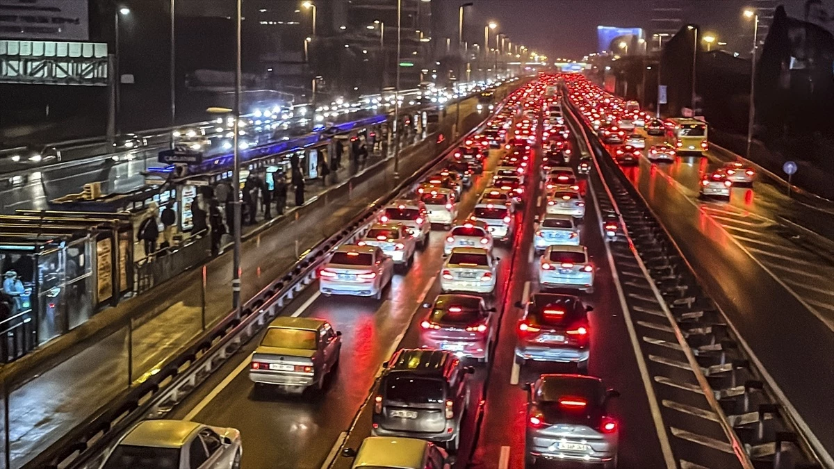 Istanbulda aksam trafik yogunlugu yuzde 80e cikti