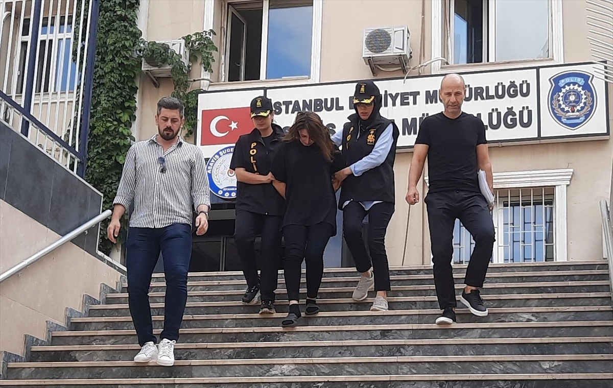 Istanbulda arabada tartistigi kisiyi oldurdugu iddia edilen kadin gozaltina alindi