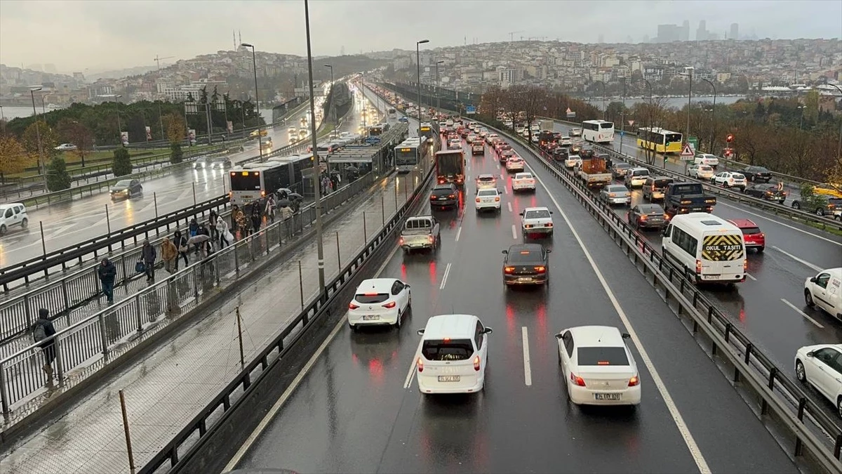 Istanbulda-haftanin-ilk-is-gununde-trafik-yuzde-81-olarak-olculdujpg - Dudullu Haber