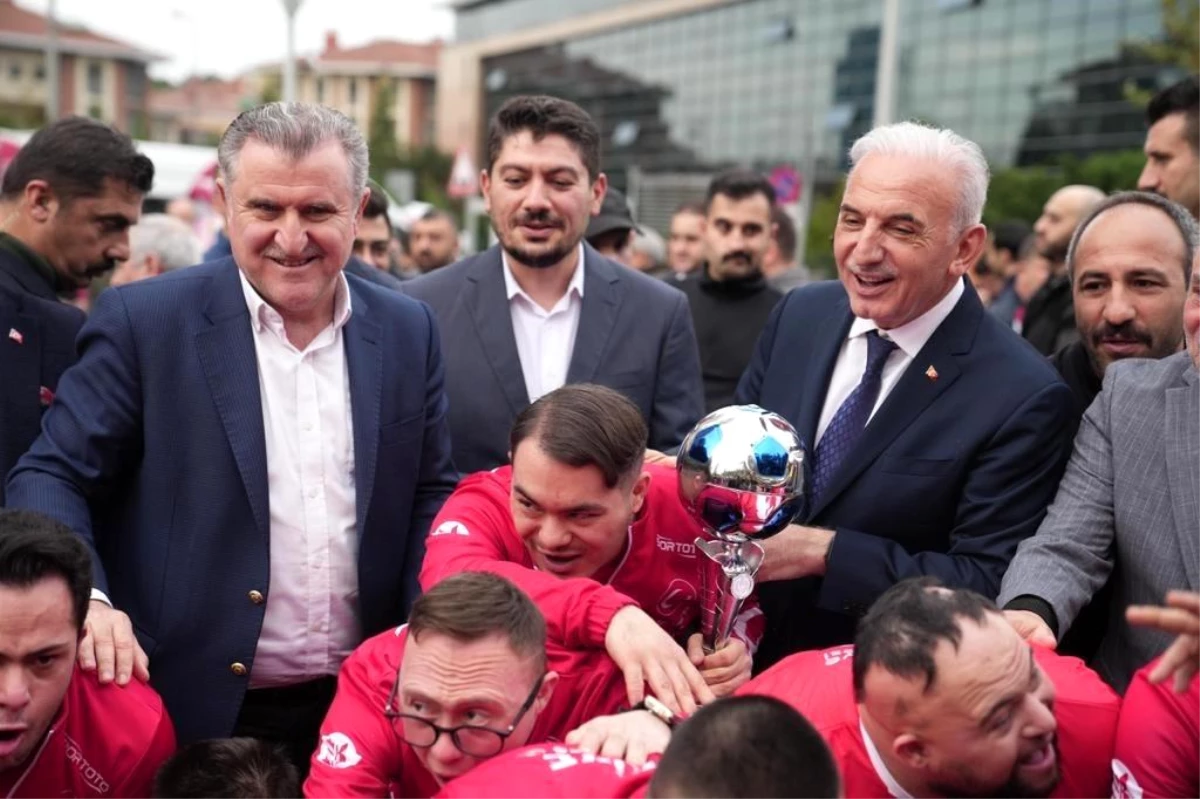 Umraniye Belediyesi Down Sendromlu Futsal Takimi Ilk Macini Yapti