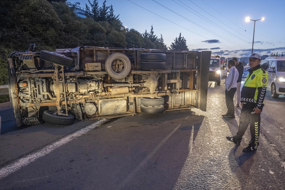 Umraniye039de kamyonet devrildi surucu yaralandi