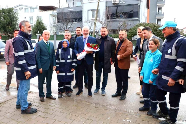Yapılan zam mest olan işçiler, belediye başkanını omuzlara çıkardı