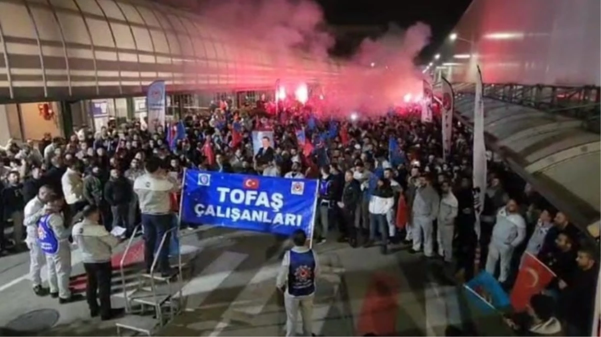 1705569509811Grevdeki-TOFAS-iscileri-istedigi-zammi-aldi-Sozlesmeyi-davul-zurnayla-kutladilarjpg - Dudullu Haber