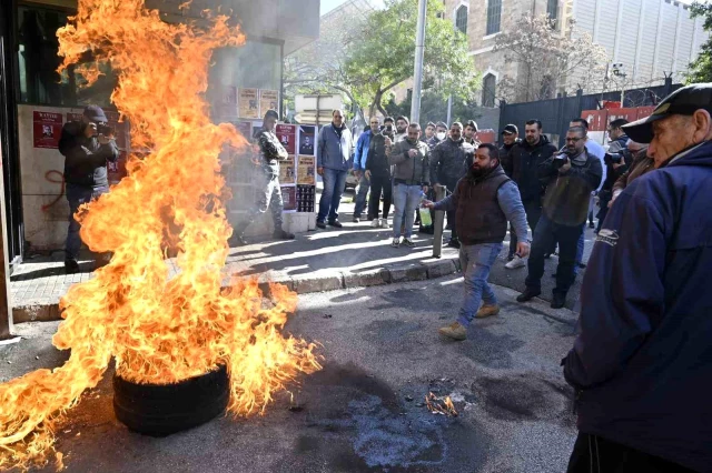 Lübnan'da Mevduat Sahipleri Merkez Bankası'na Karşı Protesto Düzenledi