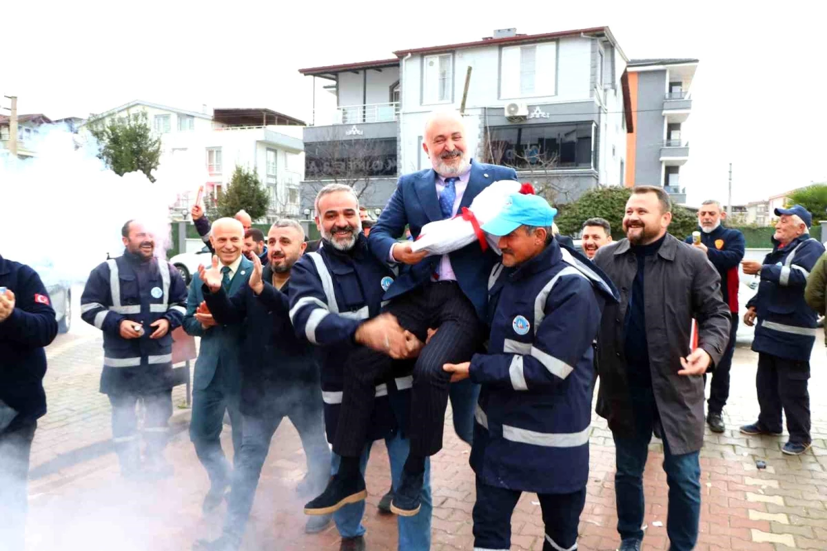 Yapılan zam sonrası mest olan işçiler belediye başkanını omuzlara çıkardı - Ekonomi - Dudullu Haber