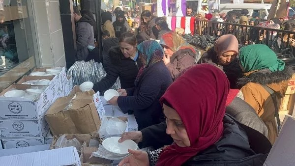 Bursa'da Mağaza Açılışında İzdiham