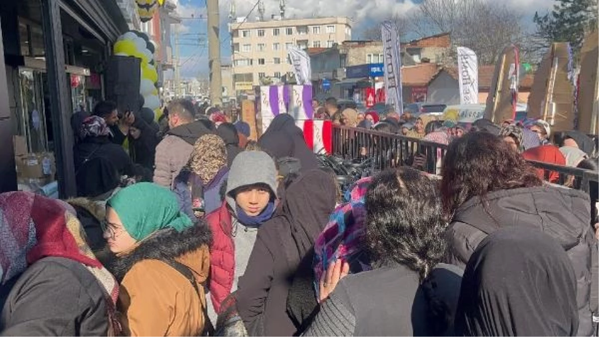 1706966407648Ucuz-esya-izdihami-Vatandaslar-adeta-birbirlerini-ezdilerjpg - Dudullu Haber