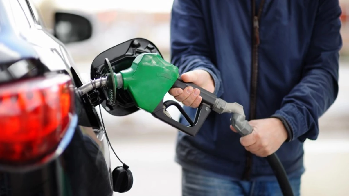 Bu-gece-yarisindan-itibaren-motorine-1-lira-21-kurus-indirimjpg - Dudullu Haber