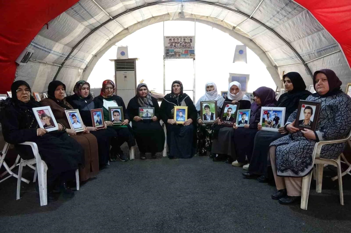 Diyarbakir-Anneleri-HDP-Il-Binasi-Onunde-Evlat-Nobetine-Devam-Ediyorjpg - Dudullu Haber