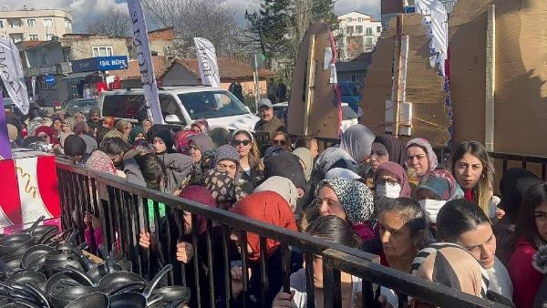 Bursa'da Mağaza Açılışında İzdiham