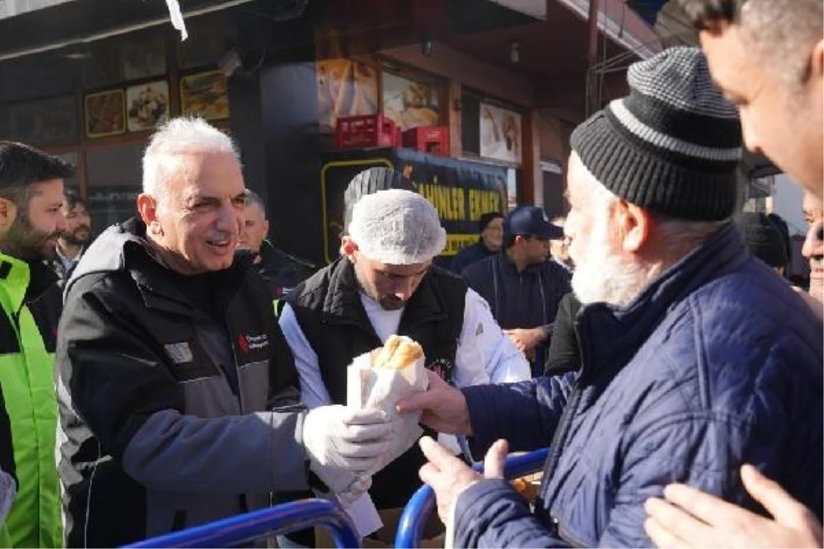 Umraniye-Belediyesi-Semt-Pazarinda-2-Bin-Kisiye-Balik-Ekmek-Dagittijpg - Dudullu Haber