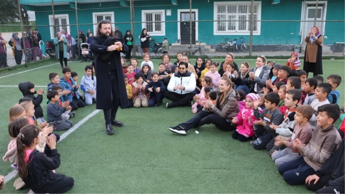 Unlu-isimler-depremzedelere-moral-vermek-icin-bolgeyi-ziyaret-ettijpg - Dudullu Haber