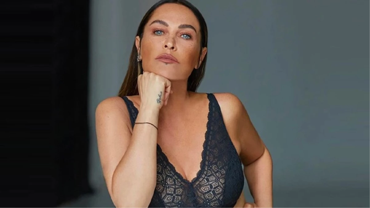 Hülya Avşardan iddialı poz Tek göğsünü açıkta bıraktı - Magazin - Dudullu Haber