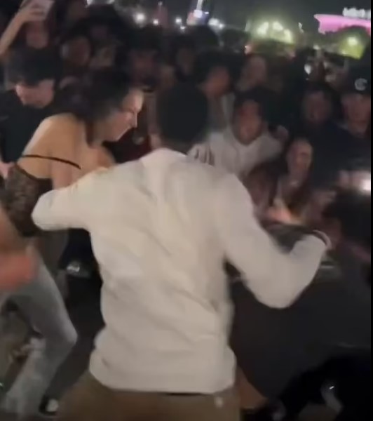 Kanye West'in konseri sırasında trans kadın ve birkaç erkek arasında kavga çıktı