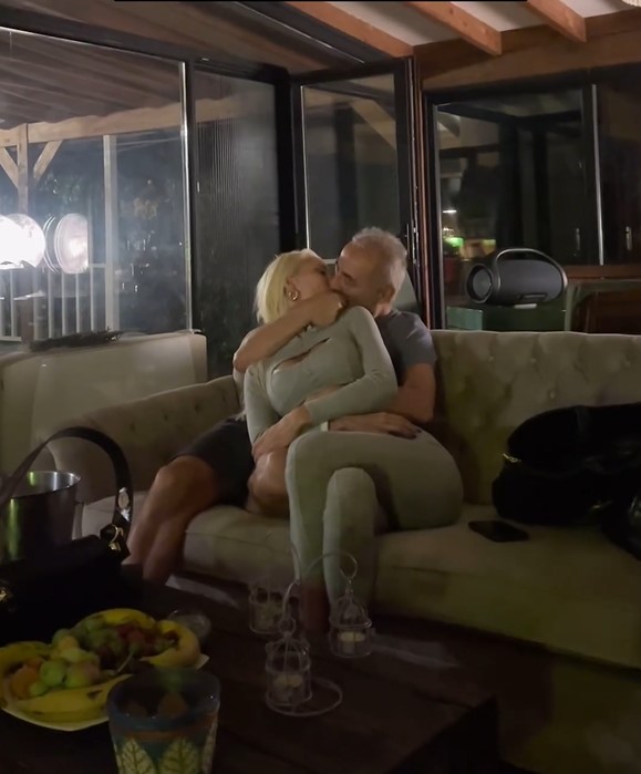 2 yıllık ilişkiyi itiraf etmişti! Yılmaz Erdoğan ve Cansu Taşkın'ı öpücüklere boğdu video ortaya çıktı