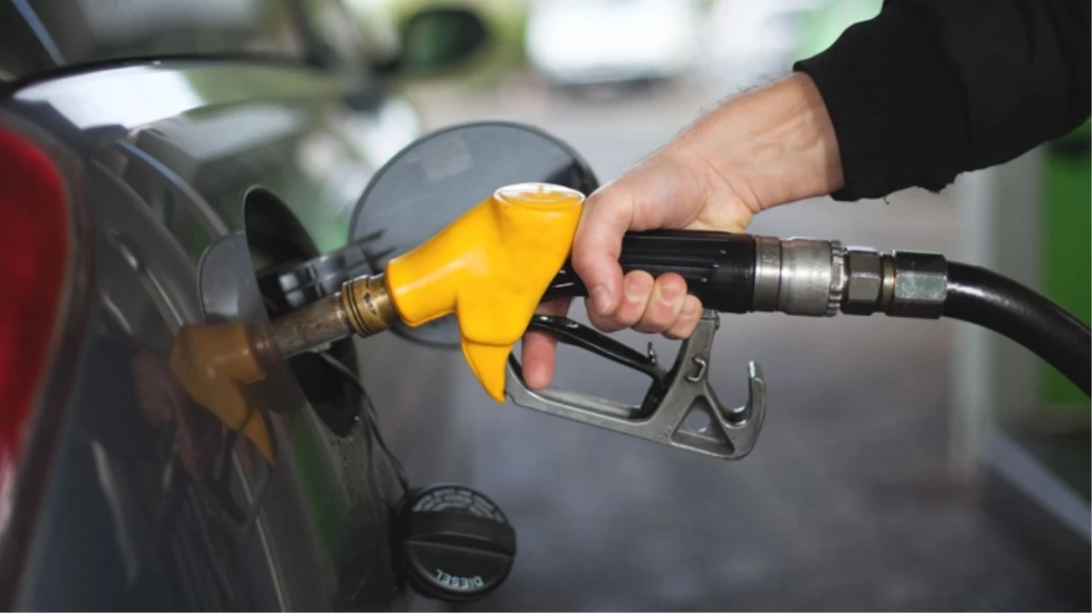 Bu-gece-yarisindan-itibaren-motorine-1-lira-17-kurus-indirimjpg - Dudullu Haber