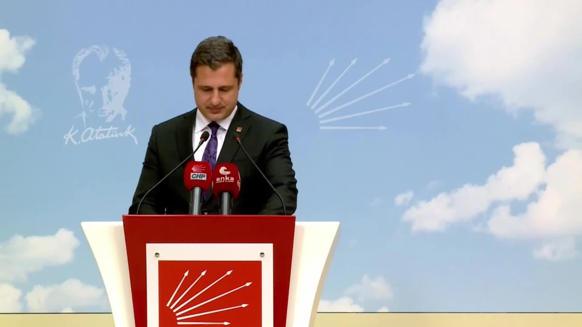 Deniz-Yucel-Emekcilerin-Elini-Havada-Birakmayin-Taksim-Meydanini-1-Mayisajpg - Dudullu Haber