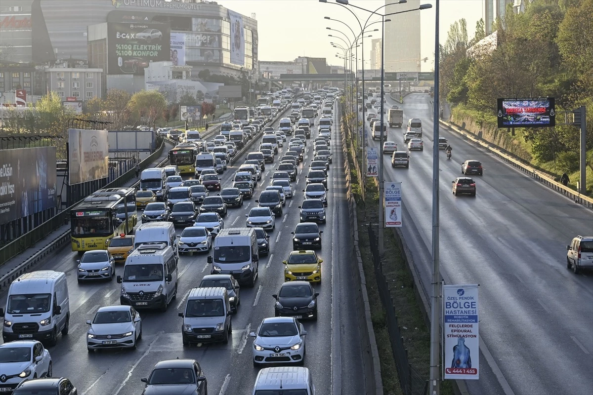 Istanbul-bayram-tatilinin-ardindan-haftanin-ilk-gunune-trafik-yogunluguyla-basladijpg - Dudullu Haber