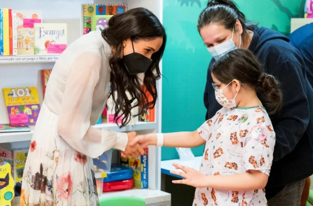 Meghan Markle, £2,776'lık çiçekli elbise ile Kate Middleton'a gizli mesaj yolladı