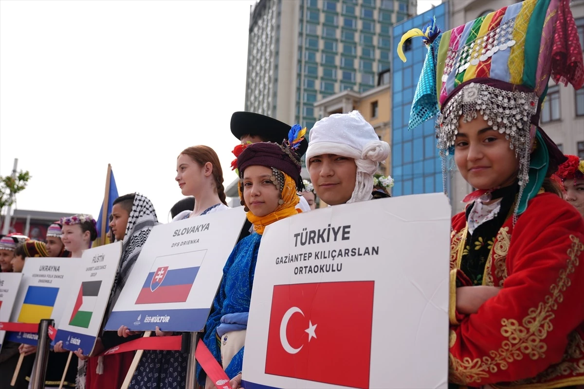 Taksim-Cumhuriyet-Anitinda-23-Nisan-kutlamalari-duzenlendijpg - Dudullu Haber