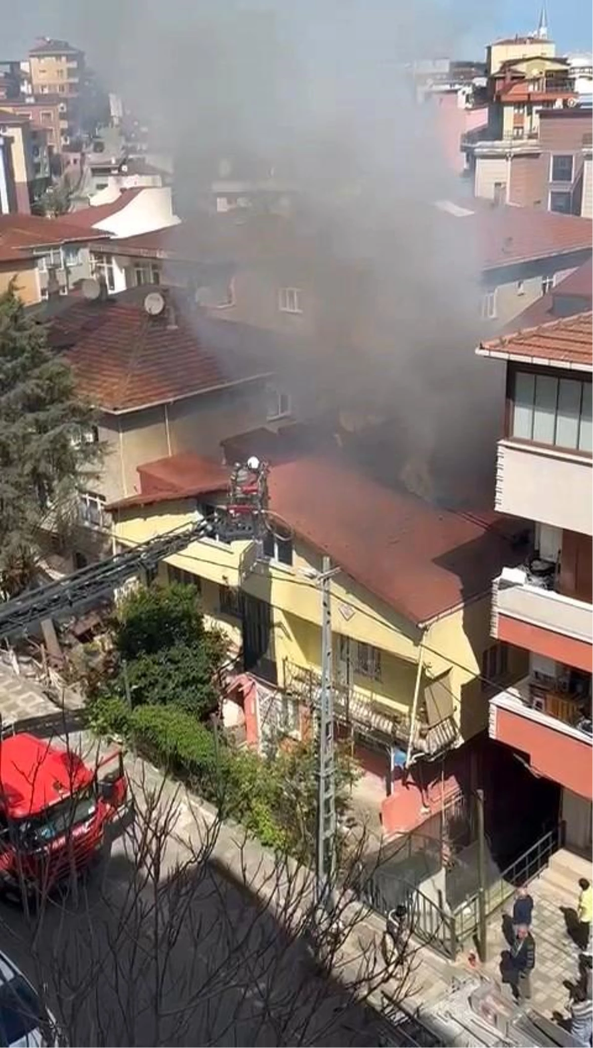 Umraniyede-Iki-Katli-Evde-Yangin-Mahsur-Kalan-Vatandaslar-Komsulari-Tarafindanjpg - Dudullu Haber