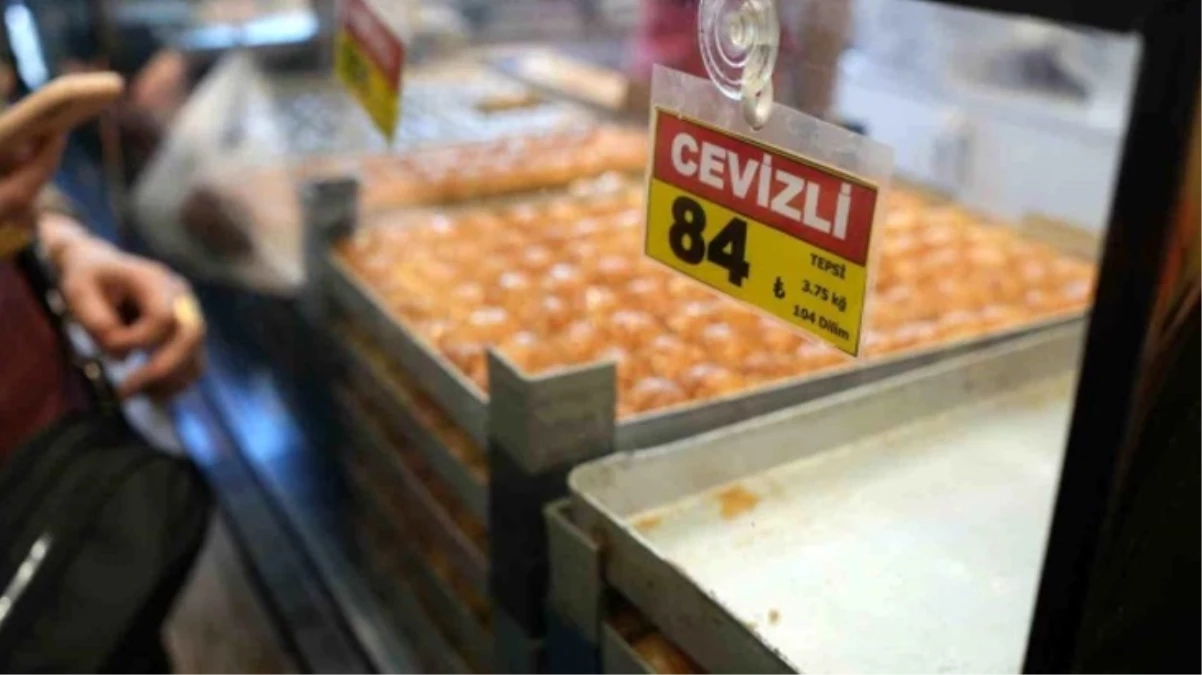Fiyatı duyan sıraya girdi İstanbulda bayram öncesi ucuz baklava kuyruğu - Ekonomi - Dudullu Haber