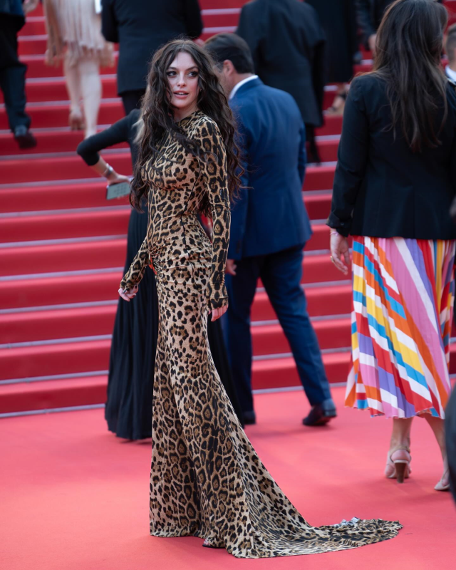 Cannes Film Festivali'ne giden Melis Sezen, poz verirken şekilden şekle girdi