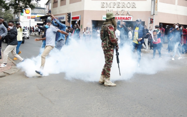 Kenya'da vergi isyanı! Sokağa dökülen göstericiler ile polis arasında şiddetli çatışmalar yaşanıyor