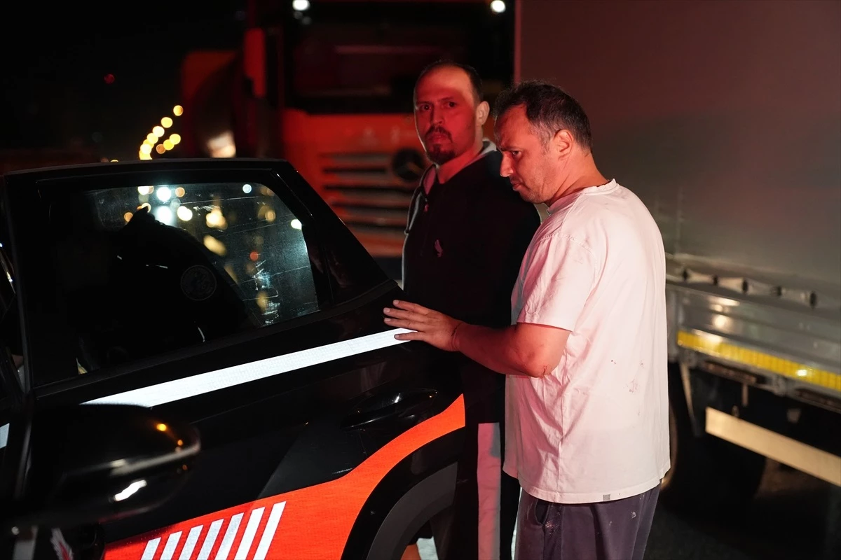 TEM Otoyolunda otomobil ile minibusun carpismasi sonucu 3 kisi yaralandi