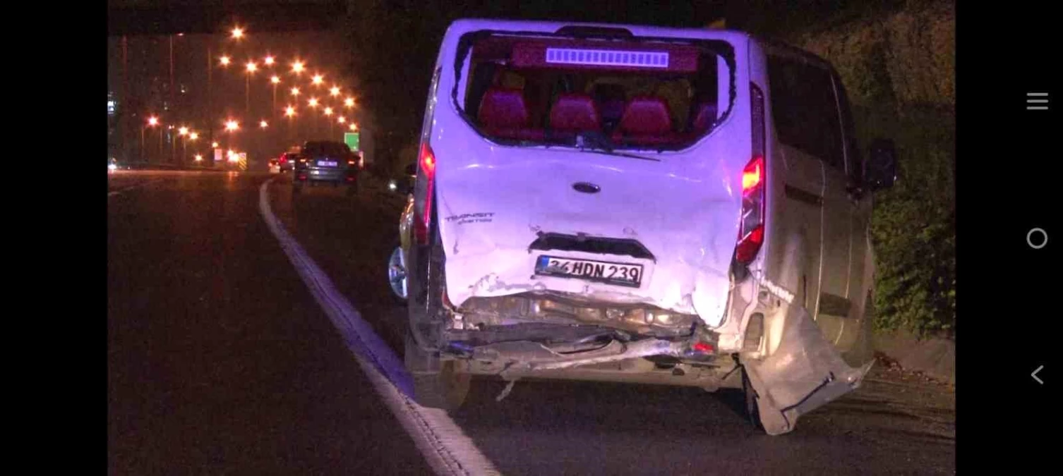 Umraniyede Otomobil Minibuse Arkadan Carpti 3 Yarali