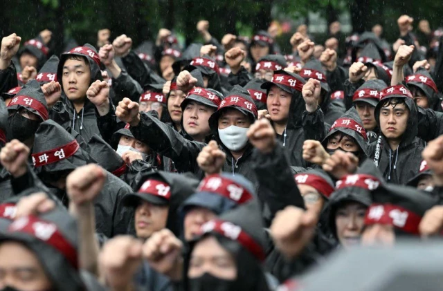 Samsung işçileri 3 günlük greve çıktı! 6 bin çalışan 'Daha adil maaş' talep ediyor