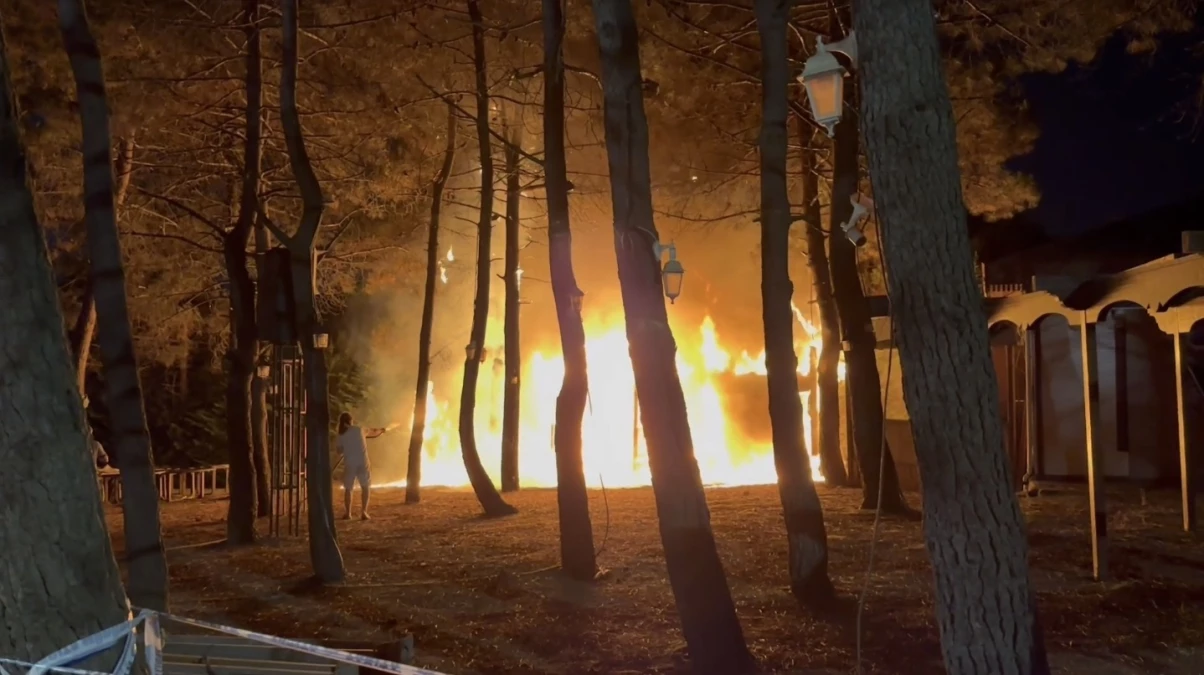 Umraniye Belediyesine ait Trabzon Park Millet Bahcesinde cardak yangini