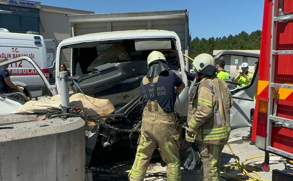 Çekmeköydeki gişelerde beton bariyere çarpan kamyonetteki 3 kişi yaralandı - Ümraniye Haberleri - Dudullu Haber