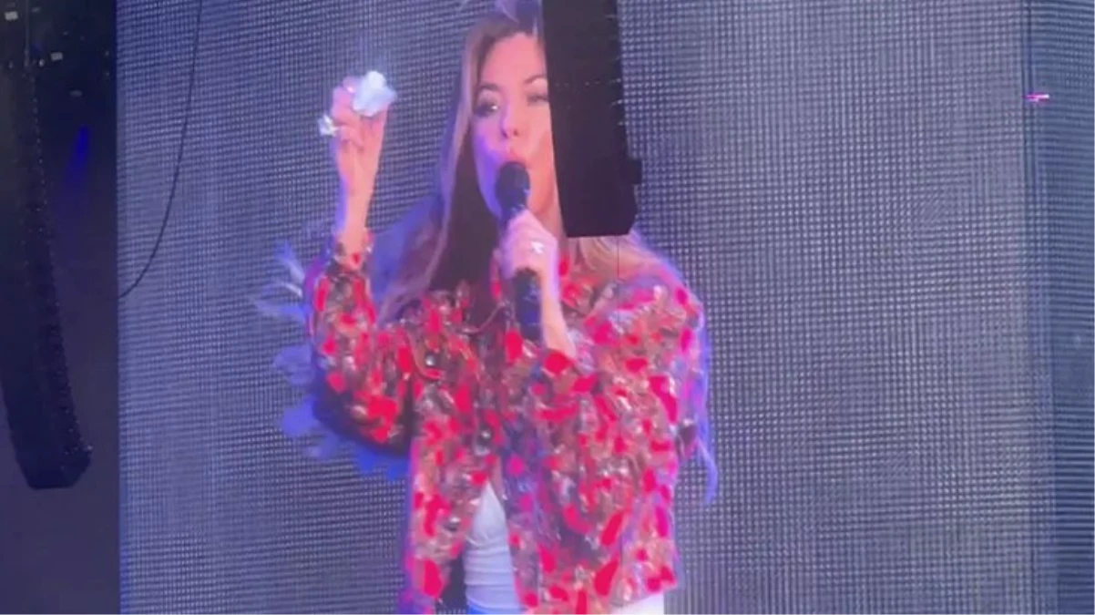 Kanadalı şarkıcı Shania Twain Londra konserinde şarkısını yarıda kesip burnunu sildi daha sonra özür diledi - Magazin - Dudullu Haber