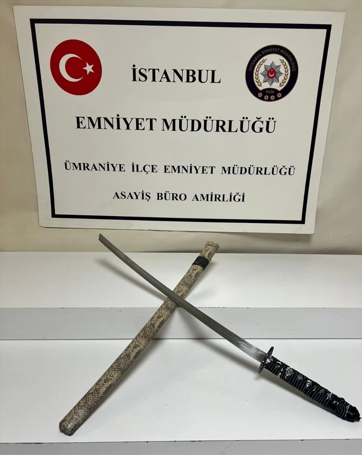 Ümraniyede samuray kılıcıyla trafiği kesip taşkınlık yapan şüpheli gözaltına alındı - Ümraniye Haberleri - Dudullu Haber