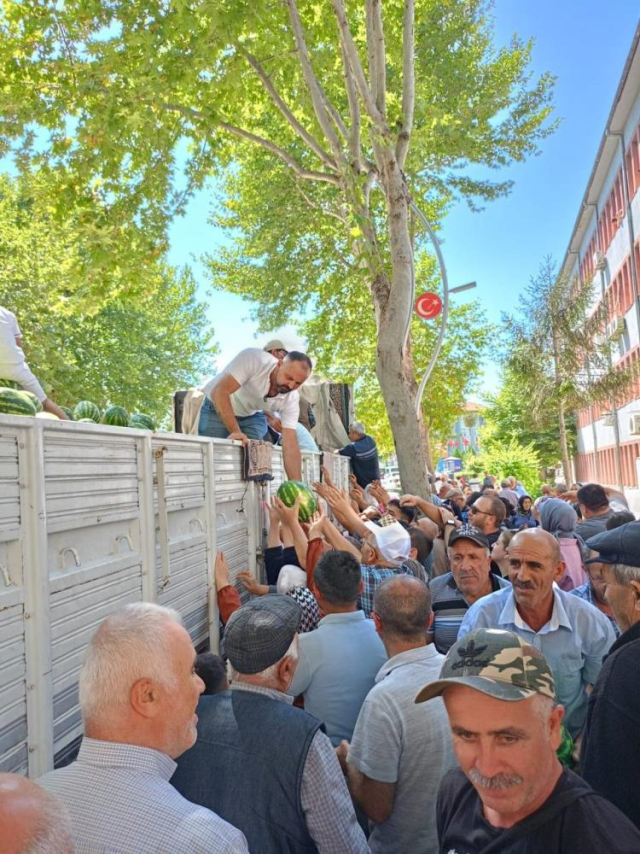 Verim yüksek çıkınca 17 ton karpuzu ücretsiz dağıttı